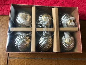 (6) Kugel Vintage Stil SILBER Quecksilber Glas ORNAMENTE GERIPPTES DESIGN - Neu in OVP - Bild 1 von 4