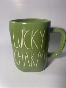 Neu RAE DUNN St Patricks Day LL "LUCKY CHARM" grüne Tasse mit Kleeblättern Detail �️ - Bild 1 von 4