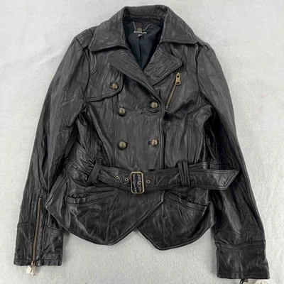 Jaqueta de Moto Bebe Feminina Couro Preta Bolso Tamanho Médio Cinto Clássica - Imagem 1 de 4