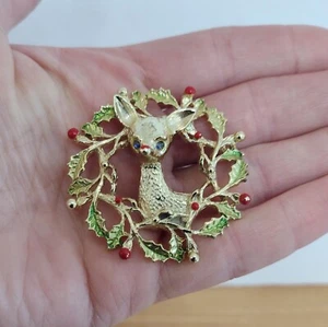 Vintage Signed Gerrys Reindeer Wreath Pin Wreath Gold Tone Rhinestones Christmas - Picture 1 of 4