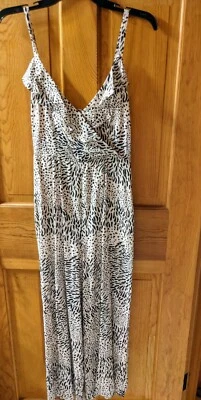 Pantalones mameluco para mujer Forever 21 blanco y negro con estampado de animales, correa de espagueti Foto 1 de 4