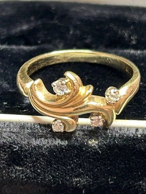 Hermoso anillo para mujer de oro de 14K y diamantes naturales. Talla 7.  Foto 1 de 4