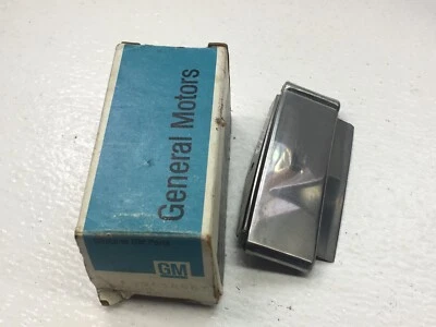 Moldura de apertura de rueda delantera trasera GM NOS 1978 1979 Oldsmobile 98 LH 9634987 Foto 1 de 4