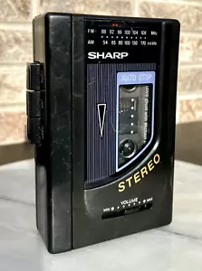 Lettore cassette stereo AM/FM portatile vintage Sharp JC-140 (BK) funziona benissimo! - Foto 1 di 9