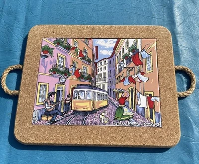 Remache de corcho y azulejos de colección Lisboa Portugal tranvía amarillo escena callejera Foto 1 de 4