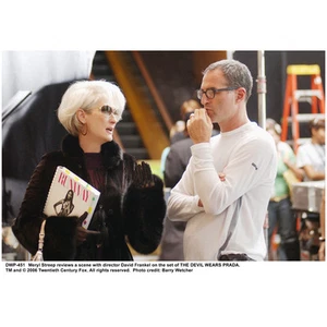 Foto de 8 x 10 pulgadas The Devil Wears Prada Meryl Streep en set hablando con el director - Imagen 1 de 1