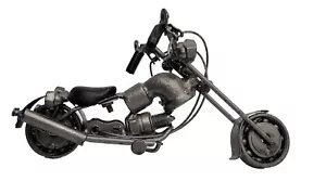 Statuina moto chopper in metallo con dadi parti riciclate fatta a mano - Foto 1 di 9
