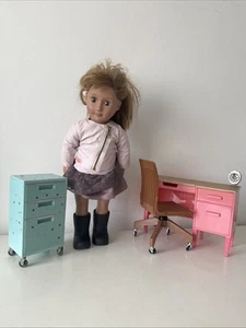 Paquete de muebles para muñecas Our Generation escritorios sillas más unidad para muñecas de diseño - Imagen 1 de 8