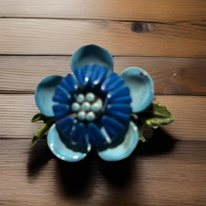 ELEGANTE BROCHE ESMALTADO FLOR PERLA CENTRO AUDAZ AZUL FUERTE - Imagen 1 de 2