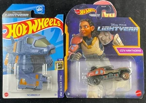 Hot Wheels Disney Pixar Buzz LIGHTYEAR Character Car Izzy Hawthorne & Armadillo - Foto 1 di 10