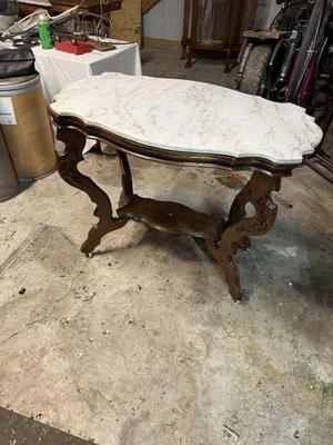 Antigua mesa de salón victoriana Carrera con tapa de tortuga de mármol Foto 1 de 2