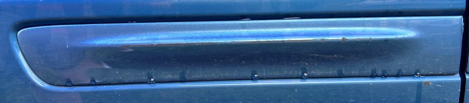 Оригинальный молдинг для задней двери со стороны пассажира под правую руку для Jeep Liberty 2002 2003 2004 годов выпуска - Изображение 1 из 1