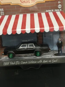 Greenlight 1:64 1987 Ford LTD Crown Victoria con abito da uomo / CHASE macchina verde - Foto 1 di 3