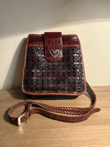 Brighton Umhängetasche gewebt verstellbarer Riemen Krokoprägung 9,5”x 9,5”x 4” Brn schwarz - Bild 1 von 15