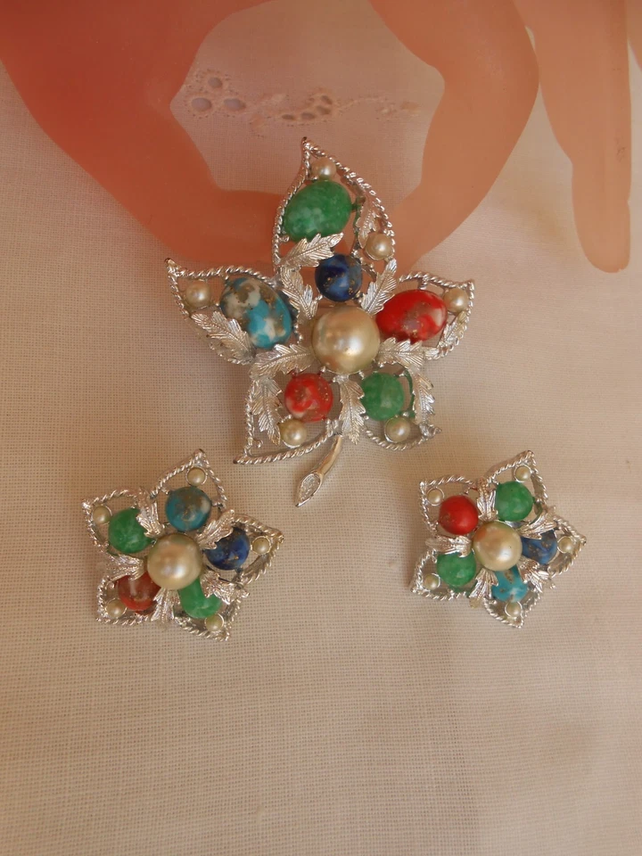 SET demi parure ORECCHINI e SPILLA firmati SARAH COVENTRY pietre e perle 1967 - Immagine 1 di 4