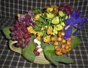 Flaches Gefäß aus Keramik mit künstlichen Blumenstrauß Kunstblumen - Bild 1 von 3