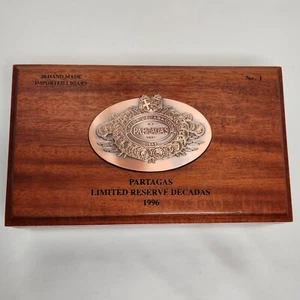 Caja de cigarros de madera vacía Partagas Limited Reserve Decadas 1996 con bandejas - Imagen 1 de 18