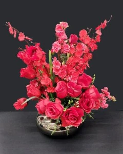 Bouquet di fiori artificiali rossi assortiti con vaso color oro - Imagen 1 de 1