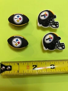 Lotto 4 ciondoli per scarpe Pittsburgh Steelers bottone posteriore 2 caschi e 2 palloni da calcio - Foto 1 di 4