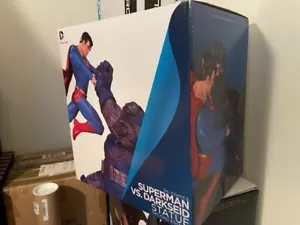 Statua DC SUPERMAN vs DARKSIED IN SCATOLA - Foto 1 di 1