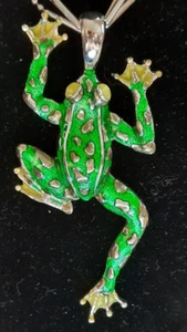 SILVERTONE NECKLACE & BRACELET WITH EMERALD & LIME GREEN FROGS - Picture 1 of 5