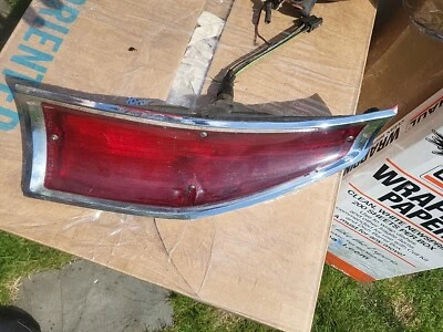 Buick Sport Wagon 1964 automático 5955065 LH luz trasera lente bisel + carcasa fabricante original Foto 1 de 4