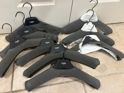 AUTENTICA GIACCA TUTA DESIGNER FENDI NERA APPENDIABITI ARMADIO APPENDIABITI circa 15 pollici