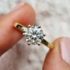 Anillo de boda de diamantes cultivados en laboratorio con certificación IGI de corte redondo de 1,00 quilates de oro amarillo de 14 quilates - Imagen 1 de 9