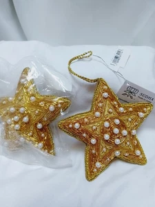 Sudha Pennathur Stern Metallic Gold verziert 2 Weihnachtsschmuck Rarität Nos  - Bild 1 von 6