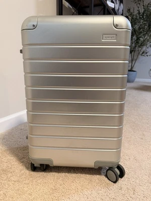 Mala de mão prata alumínio maior Away - Imagem 1 de 4