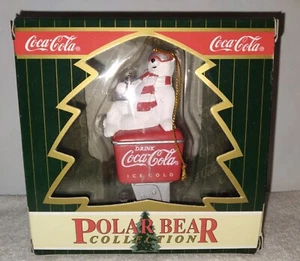 Colección Oso Polar Coca-Cola Sentado en Enfriador 1999 Adorno de Navidad - Imagen 1 de 6
