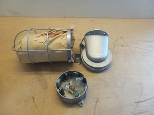 RAB Vaporproof Vxbr200g Wall Light Fixture - Picture 1 of 6