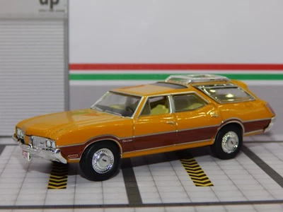 Oldsmobile Vista Cruiser Wagon 455ci 1972 pepita oro 1/64 réplica diorama Foto 1 de 4