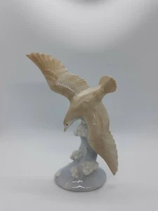 Porzellan Figur Taube Vogel im Flug auf blauem Himmel Wolkensockel 8" Spannweite  - Bild 1 von 7