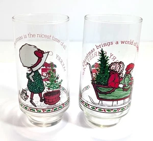 Par de vasos navideños Holly Hobbie Coca-Cola 1977 vintage Navidad trineo de Santa  - Imagen 1 de 10