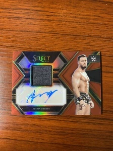 Austin Theory Red Patch Auto /49 2023 Panini Select WWE - Bild 1 von 2