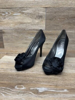 Tacones Nine West Lilyao negros textiles florales satinados punta abierta para mujer talla 7,5 Foto 1 de 4