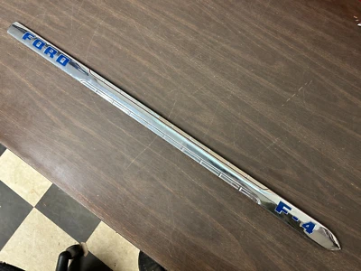 Camión Ford F4 1951 capó lateral derecho moldura Ford 525 como nuevo Foto 1 de 4