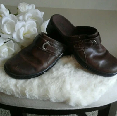 Zuecos Clarks para mujer 8 M cuero marrón mula tacón sin cordones informales hebilla de zapato Foto 1 de 4