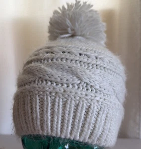 LOVELY HOLLISTER WOMANS WINTER WHITE ACRYLIC POM POM CABLE KNIT BEANIE, VGC. 6 - Picture 1 of 3