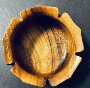 Beautiful wooden salad bowl with scalloped wavy edging Preowned - Picture 1 of 8