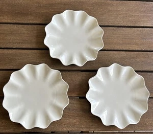 3 CRATE & BARREL PAOLA NAVONE MALLORCA Ruffle edged Salad dessert Plates 9.5" - Picture 1 of 5