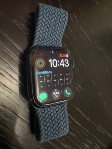 Apple Watch Series 7 GPS, 45mm Boîtier en Aluminium Minuit avec Abîme Bleu Tressé Solo - Photo 1 sur 8