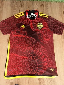 ADIDAS MENS SEATTLE SOUNDERS FC X BRUCE LEE AWAY REPLICA JERSEY MEDIUM  SLIM FIT - Picture 1 of 6