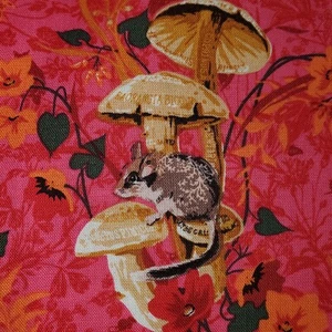 Bandido enmascarado Odile Bailloeul BTyd x43 pulgadas algodón Free Spirit Mouse Mushroom  - Imagen 1 de 6
