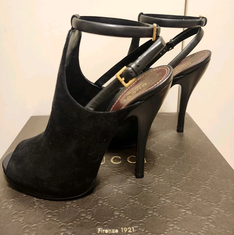 NUEVO EN CAJA Zapatos de salón Gucci negros de gamuza/cuero punta abierta con correa al tobillo talla 8/38,5 $995 Foto 1 de 4