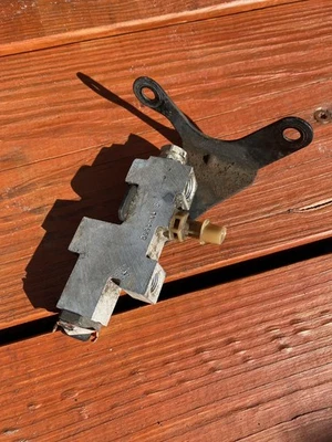 Válvula dosificadora de freno Jeep Cherokee XJ 97-01 4x4 OEM para cilindro maestro Foto 1 de 2