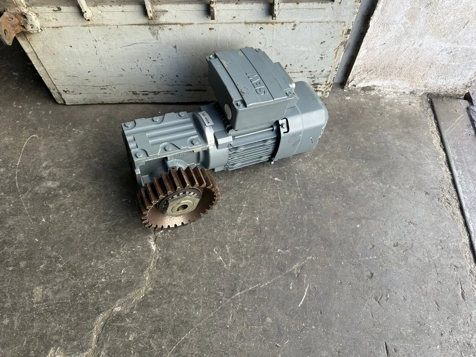 SEW W30 DRS71S4BE05/ASE1/TF gearmotor 0,37KW/18 r/min - image 1 of 2