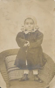 Antigua RPPC Foto Real Postal Lindo Niño Gorro Piel Abrigo Nota 'Tos ferina' - Imagen 1 de 9