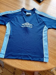 BOYS UMBRO T SHIRT SIZE SB 26/27" NAVY BLUE WITH PALER BLUE STRIPES WHITE LOGO - Picture 1 of 6
